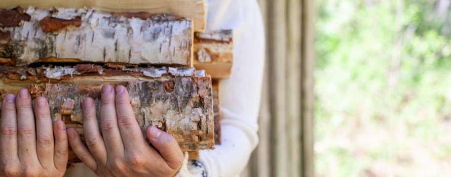 Mädchen mit Holz