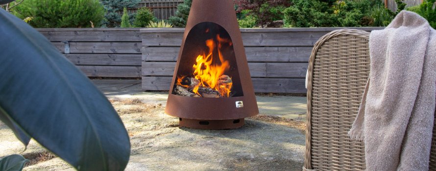 Jøtul Frøya Außenkamin aus Cortenstahl im Garten