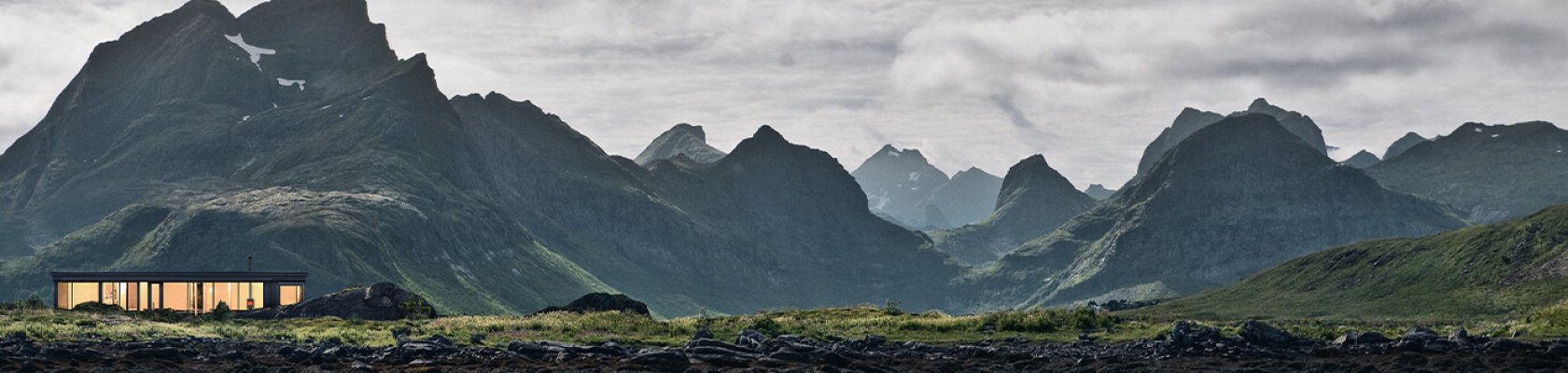 Hütte in der norwegischen Natur mit Holzofen Jøtul F 373 Advance
