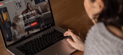 Dame sucht online nach Kamin 