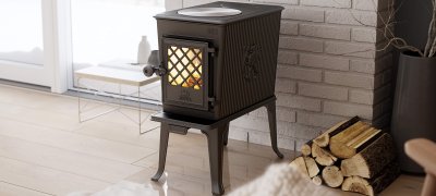 Jøtul F 602 ECO kleiner Holzofen mit Kochfeld in modernem Wohnzimmer
