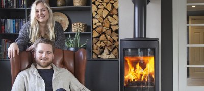 Mann und Frau vor dem Holzofen Jøtul F 373 Advance