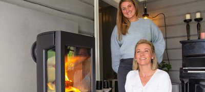 Zwei Frauen stehen vor ihrem Holzofen Jøtul F 167
