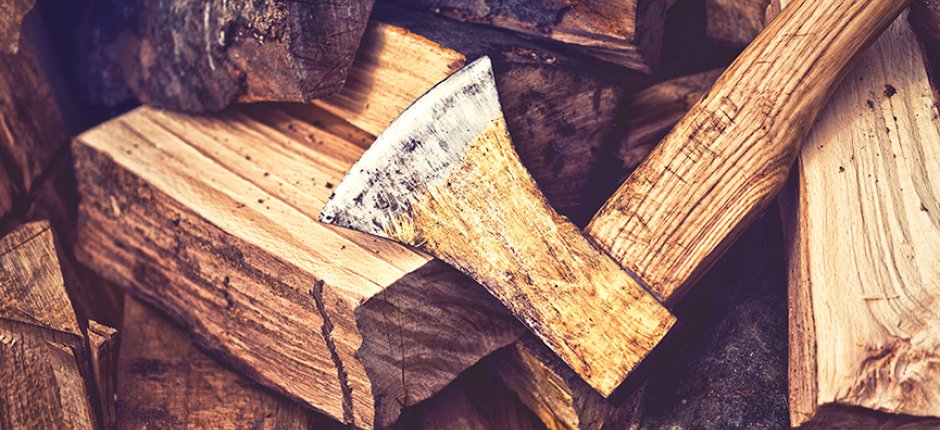 Gespaltenes Holz mit Axt