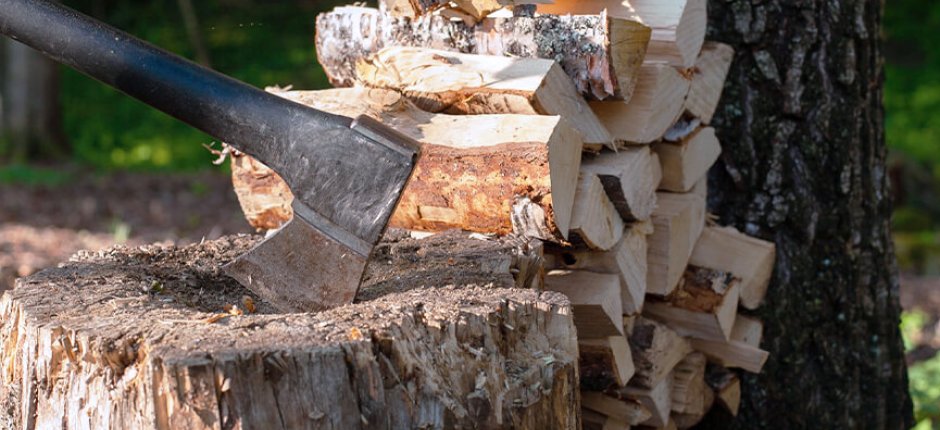 Axt, die Holz hackt