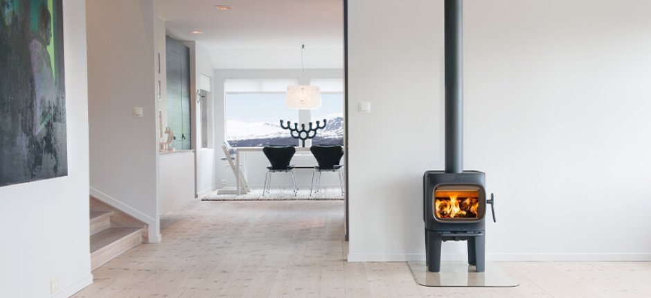 Schwarzer Holzofen Jøtul F 105 LL in modernem Wohnzimmer