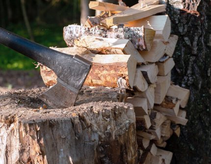 Axt, die Holz hackt