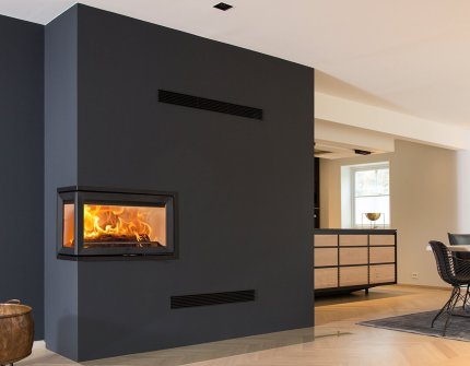 Jøtul I 620 FL schwarzer Kamin in hellem und modernem Wohnzimmer 