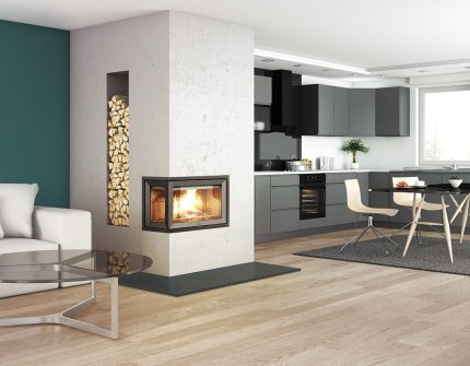 Jøtul I 620 FL weißer Kamin mit Holznische, die den Raum zwischen Küche und Wohnzimmer teilt 