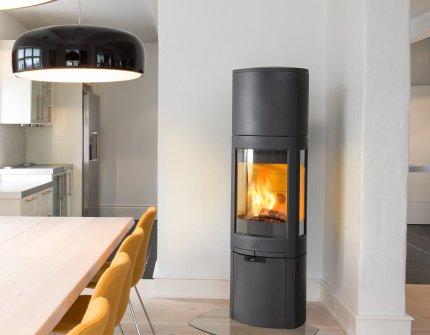 Jøtul F 378 Advance hoher Holzofen mit Glas auf drei Seiten 