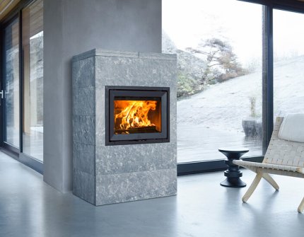 Jøtul FS 175 quadratischer Kamin mit grauem Speckstein in modernem Wohnzimmer 