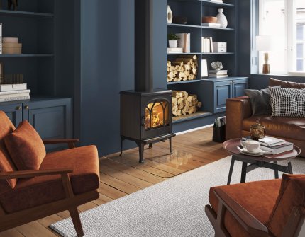 Jøtul F 200 schwarzer Holzofen vor blauer Wand