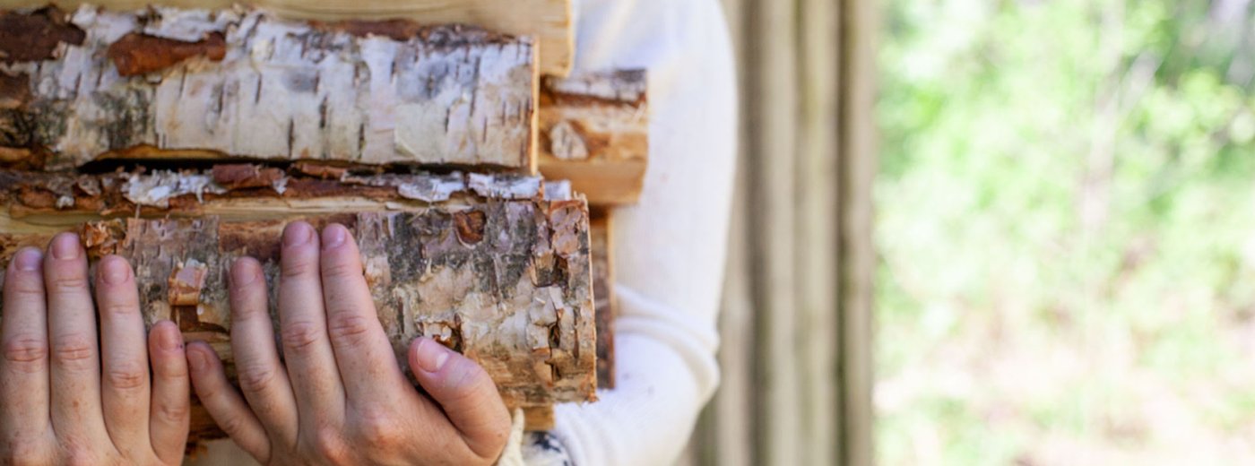 Mädchen mit Holz
