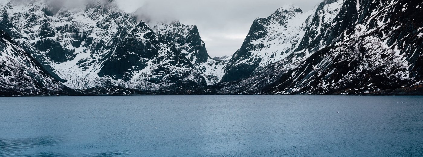 Norwegische Natur mit Bergen und Fjorden
