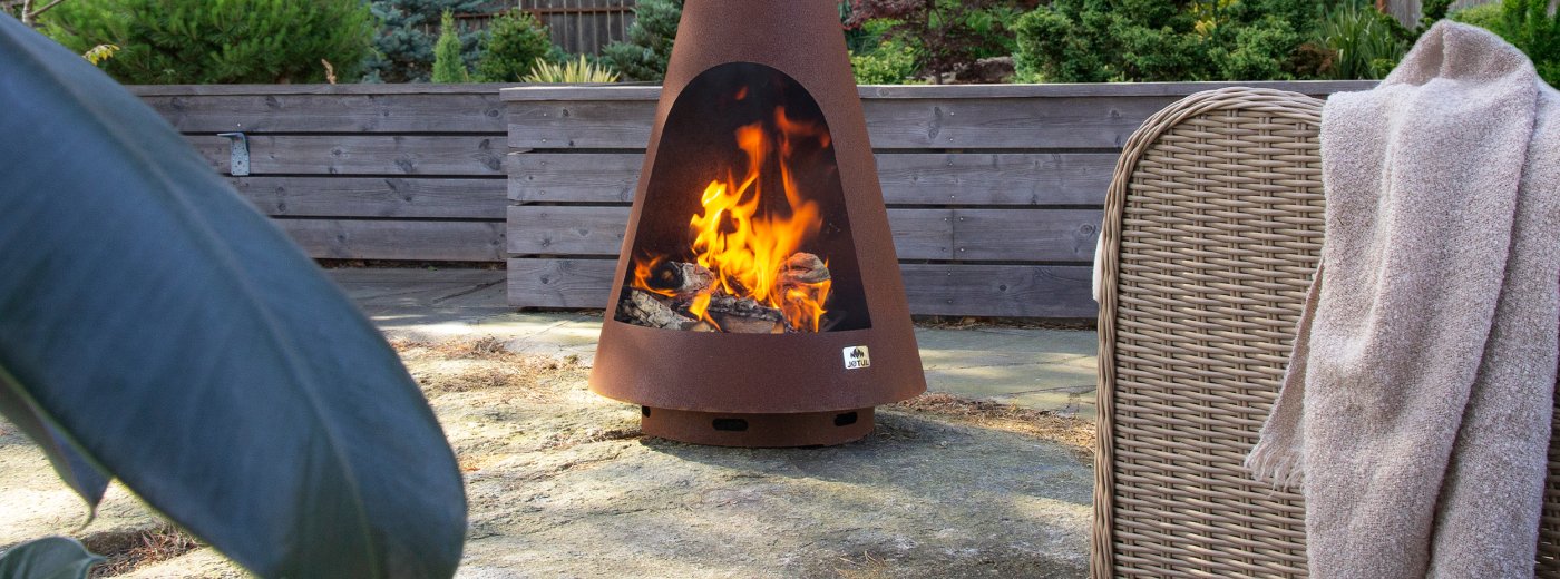 Jøtul Frøya Außenkamin aus Cortenstahl im Garten