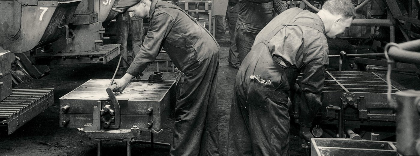 Altes Foto von Männern, die in der Jøtul-Fabrik arbeiten